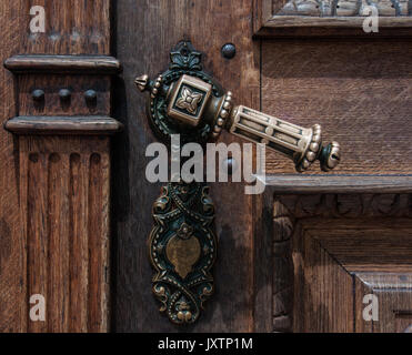 Alte Holztür mit Eisen griff, Ljubljana, Slowenien Stockfoto