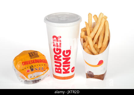 Burger King Essen von Cheeseburger, Pommes Frites und Getränken auf weißem Hintergrund ausschneiden. USA Stockfoto