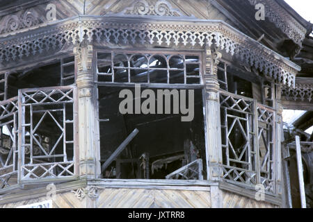 Zerstörung des architektonischen Meisterwerk. Holzhäuser aus dem 19. Jahrhundert, mit geschnitzten Elementen (eingeschnitten, Ornament, ancones) Stockfoto
