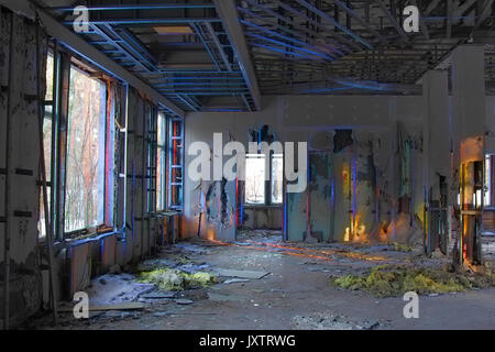 Verlassene Gebäude im Bau. Konferenzeinrichtungen in unbebauten Haus. Gebäude teilweise durch Feuer zerstört wurde. Stockfoto