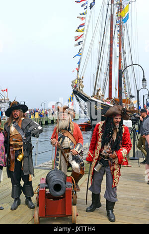 Halifax, Nova Scotia, Kanada - 29. Juli 2017: Mitglieder der Piraten von Halifax troupe Pose mit Touristen vor Der bluenose am Tall Ships Stockfoto