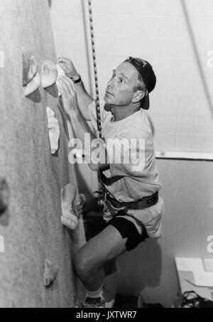 Michael Rubens Bloomberg, candid Shot, Bloomberg ist Klettern eine Indoor-kletterwand, Seitenansicht, ca 47 Jahre alt, 1997. Stockfoto