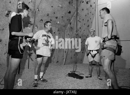 Michael Rubens Bloomberg, freimütiger Schuss, Bloomberg steht vor einer Kletterwand und spricht mit den Lehrern, ca. 47 Jahre alt, 1997. Stockfoto