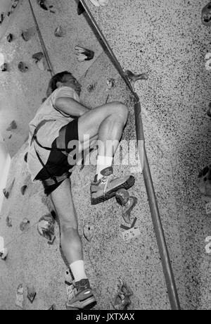 Michael Rubens Bloomberg, freimütiger Schuss, Bloomberg klettert an einer Kletterwand, ca. 47 Jahre alt, 1997. Stockfoto