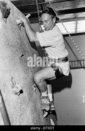 Michael Rubens Bloomberg, candid Shot, Bloomberg stieg an die Spitze einer Kletterwand, Seitenansicht, ca 47 Jahre alt, 1997. Stockfoto