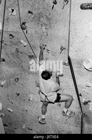 Michael Rubens Bloomberg, freimütiger Schuss, Bloomberg klettert an einer Kletterwand, er ist ausgerutscht und hängt an einem Auffanggurt, ca. 47 Jahre alt, 1997 Jahre. Stockfoto