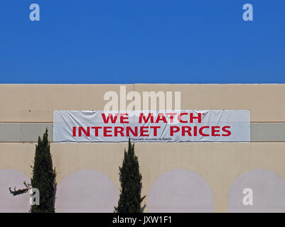 Wir passen uns Internet Preise Anmeldung bei Fry's Electronics store, Fremont, Kalifornien, Stockfoto