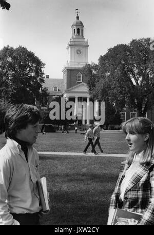 Gilman Hall, Campus Ansichten, Homewood Exterieur, Blick nach Westen, zwei Studenten im Vordergrund stehen, mit Gilman Hall zwischen ihnen im Hintergrund, 1980. Stockfoto