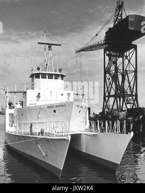 Chesapeake Bay Institute, Ridgely Warfield (Forschungsschiff) Ridgely Warfield dockte neben einem großen Kran, 1980. Stockfoto