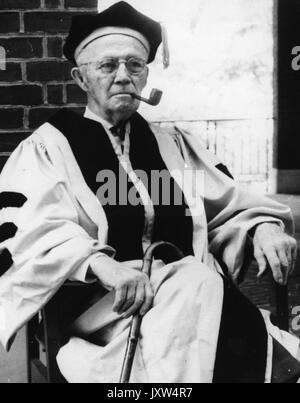 William Bennett Kouwenhoven, candid Foto, Sitzen, rauchen Pfeife, Vorbereitung der Ehrenpromotion zu erhalten, c im Alter von 80 Jahren, 1965. Stockfoto