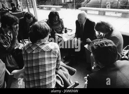 James Samuel Coleman, freimütiges Gruppenfoto, sitzend mit Studenten im Glass Pavilion, 1976. Stockfoto