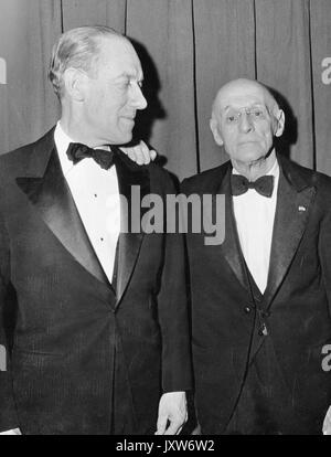 Detlev Wulf Bronk, Abraha Flexner, William Henry Welch, ehrliches Foto, stehend, Hips Up, Profile, Bronk und Flexner bei der Feier des Welch 100-jährigen Jubiläums 1950. Stockfoto