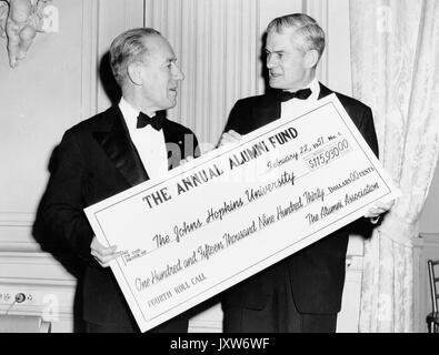 Detlev Wulf Bronk, offenes Foto, stehend, Hüften hoch, Profil, Faksimile des Schecks für den jährlichen Alumni Fund, 1951. Stockfoto