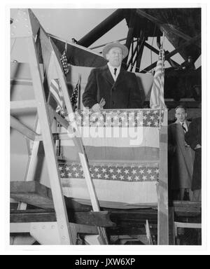 Detlev wulf Bronk, ehrliche Fotografie, stehend, Taille, Full Face, am Podium mit unbekannter Mann im Hintergrund, 1950. Stockfoto