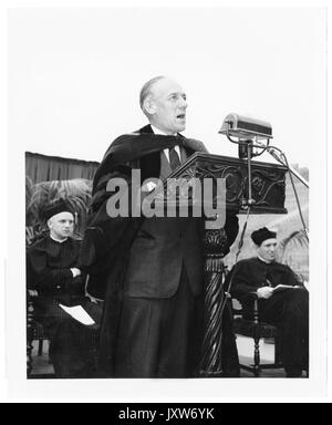 Detlev Wulf Bronk, freimütiges Foto, Vortrag an der Universität Notre Dame; zwei unbekannte Männer im Hintergrund, 1950. Stockfoto