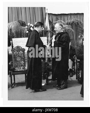 Detlev wulf Bronk, Theodore Martin hesburgh, ehrliche Foto, präsentiert bronk Ehrendoktorwürde am Notre Dame Beginn, 1950. Stockfoto