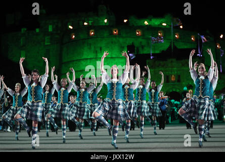 Highland Tänzer auf der Esplanade während des Royal Edinburgh Military Tattoo in Edinburgh Castle. Stockfoto