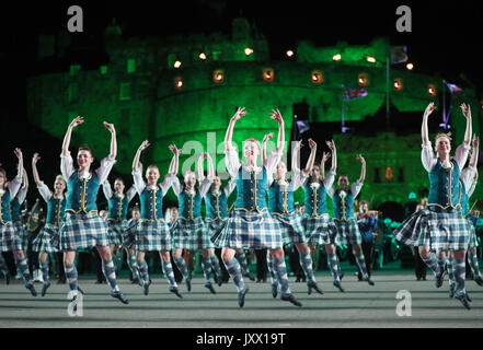 Highland Tänzer auf der Esplanade während des Royal Edinburgh Military Tattoo in Edinburgh Castle. Stockfoto