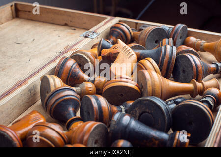 Öffnen vintage Box voller alter Holz- Schachfiguren Stockfoto