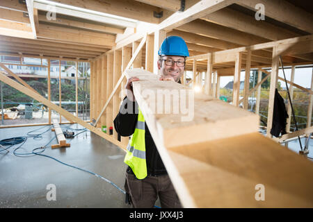 Portrait von Reifen zuversichtlich, Tischler, Holz Stockfoto