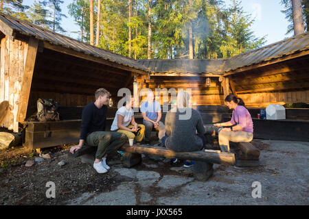 Freunde Kochen von Halle im Wald Stockfoto