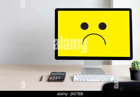 Depressive Gefühle Konzept, Smiley Emoticon gedruckt Depression und Traurigkeit traurig pessimistisch Gesicht Stockfoto