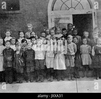 Ganzkörperaufnahme von Schulkindern, stehend, einige Afrikanerin, 1915. Stockfoto