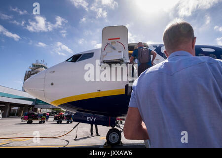 Die Fluggäste einen Ryanair Flug über die vorderen Stufen am Flughafen Reina Sofia, Teneriffa, Kanarische Inseln, Spanien Stockfoto