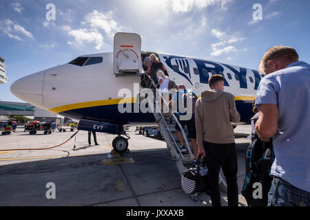 Die Fluggäste einen Ryanair Flug über die vorderen Stufen am Flughafen Reina Sofia, Teneriffa, Kanarische Inseln, Spanien Stockfoto