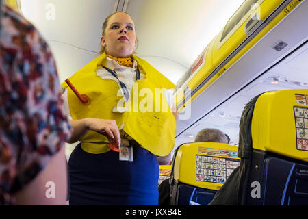 Cabin Crew durchführen Sicherheit Demonstration vor nehmen Sie an Bord einen Ryanair Flug, Teneriffa, Kanarische Inseln, Spanien Stockfoto