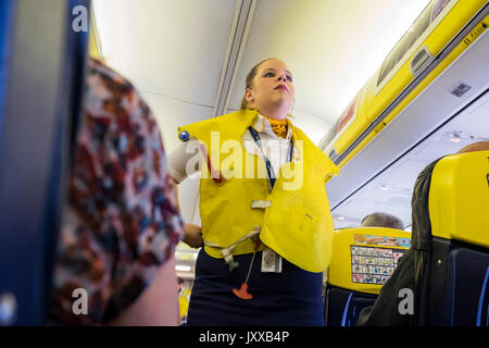 Cabin Crew durchführen Sicherheit Demonstration vor nehmen Sie an Bord einen Ryanair Flug, Teneriffa, Kanarische Inseln, Spanien Stockfoto