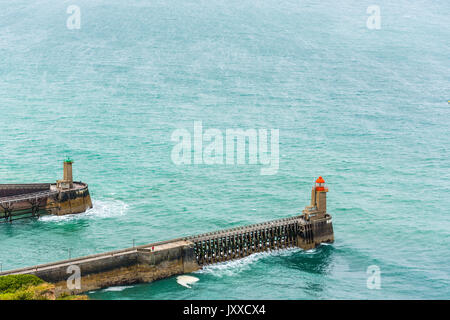 Blick auf eine alte Pier mit Leuchttürme in Fecamp, Frankreich Stockfoto