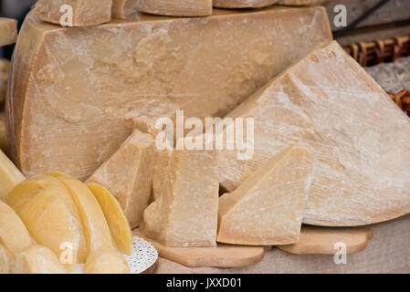 Stück Parmesankäse im outdoor-Markt. Horizontalen Schuss Stockfoto