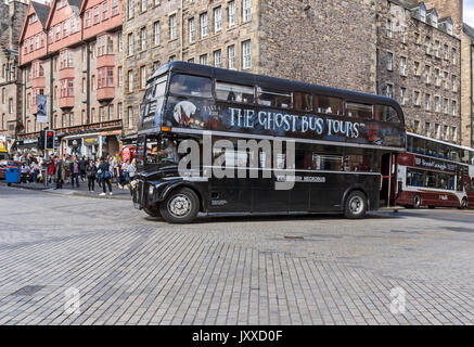 Die Ghost Bus Touren Bus ist in lawnmarket von Bank Street in Edinburgh Festival Fringe Edinburgh Schottland Großbritannien 2017 Stockfoto