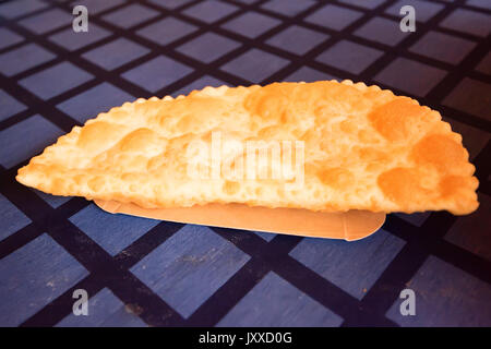 Chebureki oder gebratene Pirogge mit Fleisch close up Stockfoto