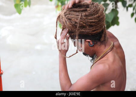 Sehr langes Haar Hindu Swami, Sadhu Heiliger Mann, Sadhu, Swami, Babba, Sanskrit, Naga Sadhu, sehr langes Haar, Varanasi, Haridwar, (Copyright © Saji Maramon) Stockfoto