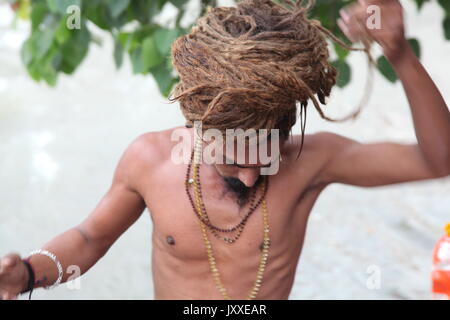 Sehr langes Haar Hindu Swami, Sadhu Heiliger Mann, Sadhu, Swami, Babba, Sanskrit, Naga Sadhu, sehr langes Haar, Varanasi, Haridwar, (Copyright © Saji Maramon) Stockfoto