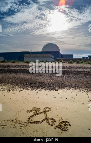 Schreiben im Sand vor der Kuppel des Sizewell B PWR nuklearen Reaktor Sizewell Strand, Suffolk, England Stockfoto