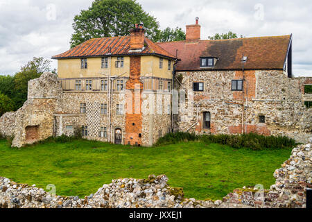 Georgische und Tudor Farmhouse in die Ruinen der Augustiner Prämonstratenser Leiston Abbey, 1363, Baja California Sur, Suffolk, England Stockfoto