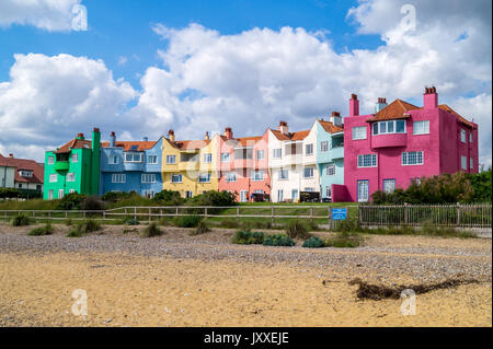 'Block den Vorgewenden' Wohnung Terrasse, 1920er Jahre, in Kunst und Kunsthandwerk Stil, in der primären Farben bemalt, Damme Strand, Suffolk, England Stockfoto