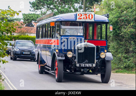 "Ermintrude', 1929 Dennis ES 29 Sitz single Decker vintage Omnibus, Touristen, mit modernen Autos hinter warten, Damme, Essex, England Stockfoto