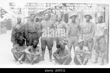 Afroamerikanische und weiße Soldaten, die Teil einer US-Kampftruppe sind, die für ein Bild am Tag der Schlacht von Carrizal in Mexiko während der mexikanischen Revolution, Mexiko, 21. Juni 1916 posiert. Stockfoto