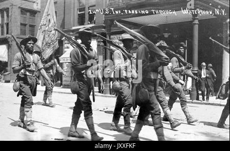 24 US Infanterie durch Watertown, NY; Weltkrieg US-Soldaten hinter Gewehren, auf den Schultern, in Uniformen, Porträt, 1917. Stockfoto