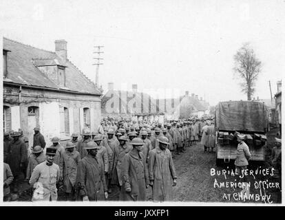 Erste Kriegsbegräbnisdienste des amerikanischen Offiziers in Chambry, große Gruppe afroamerikanischer Soldaten in Uniformen und Hüten, die draußen für die Beerdigung organisiert wurden, volles Porträt, Landschaftsaufnahme, 1917. Stockfoto