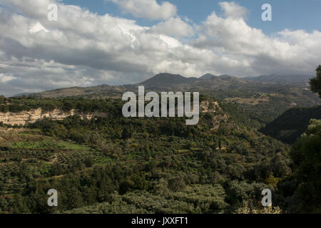 Blick von der römischen Ort Eleutherna im Zentrum von Kreta in die Berge und Olivenhaine. Stockfoto