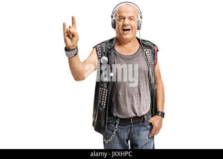 Ältere Punker mit Kopfhörern einen rock Geste auf weißem Hintergrund Stockfoto