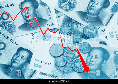 Graphik, die den Niedergang des chinesischen Yuan RMB auf dem internationalen Markt über eine Collage aus chinesischen Geld Stockfoto