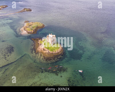 Antenne Kanus, die sich um das historische Schloss stalker in Argyll Stockfoto