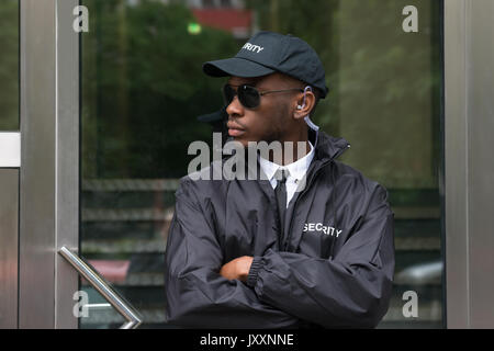 Porträt der jungen afrikanischen Männlichen Sicherheit Schutz stehende Arme gekreuzt Stockfoto
