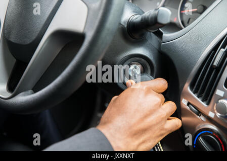 Nahaufnahme der Hand Einfügen von Person zu starten Auto Stockfoto